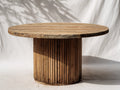 Gartentisch aus Holz 140 x 140 x 76 cm - Naturbraun und Dunkelbraun - Runder Esstisch mit geriffeltem Säulenfuß im rustikalen Design